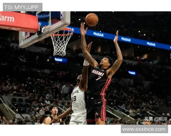 湖人队在激烈对决中战胜热火队展现强大实力与团队默契