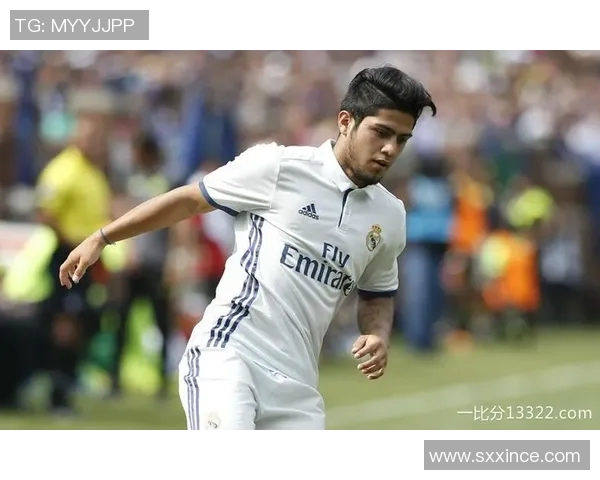 哈维西蒙斯的足球之路：从青训新星到职业赛场的璀璨崛起