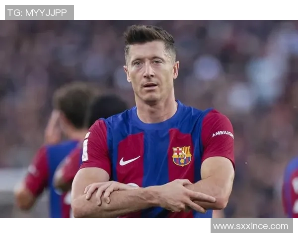 莱万在欧冠赛场火力全开10场12球领跑射手榜金靴稳了