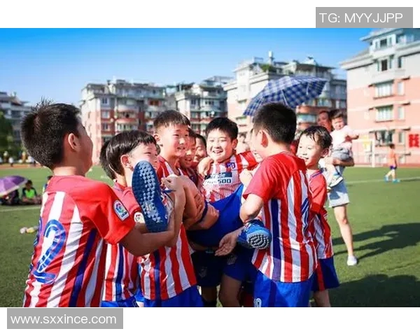 阿苏尔与萨卡特的巅峰对决展现足球魅力与激情的较量